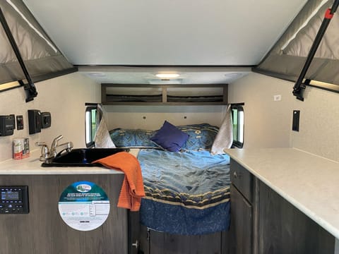 Cozy Lightweight Camper for Two! Towable trailer in Englewood