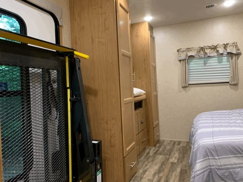 Fully Wheelchair accessible 2020 36 foot travel trailer Drivable vehicle in Owen Sound