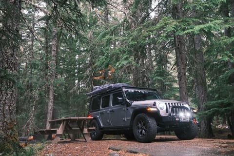 4x4 Jeep Camper - S | All Inclusive | Adventure Ready | Seattle Overland Cámper in Des Moines