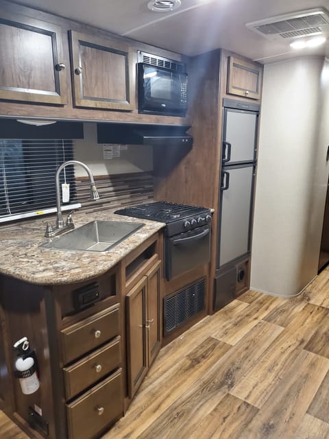 2017 Cruiser Rv Corp MPG 3100 BH 2 night minimum Tráiler remolcable in Madisonville