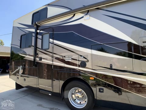 2013 Thor Motor Coach Outlaw 39ft sleeps 8 Véhicule routier in Fountain Valley