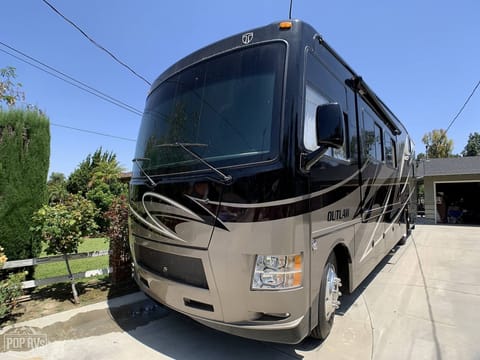 2013 Thor Motor Coach Outlaw 39ft sleeps 8 Drivable vehicle in Fountain Valley