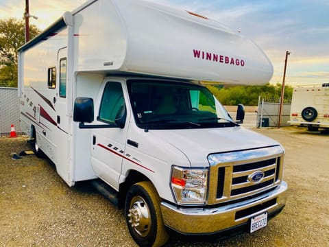 25B 2019 WINNIE-SLEEPS 8 - SOLAR - COUCH & DINETTE Drivable vehicle in Oceanside