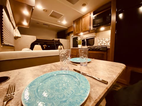 25R 2019 WINNIE-SLEEPS 8 - SOLAR - COUCH & DINETTE Drivable vehicle in Oceanside