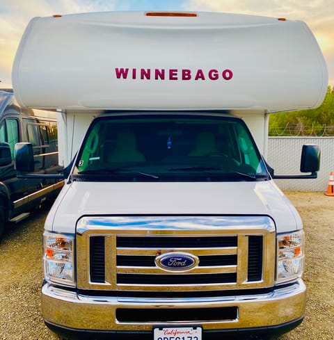 25R 2019 WINNIE-SLEEPS 8 - SOLAR - COUCH & DINETTE Drivable vehicle in Oceanside