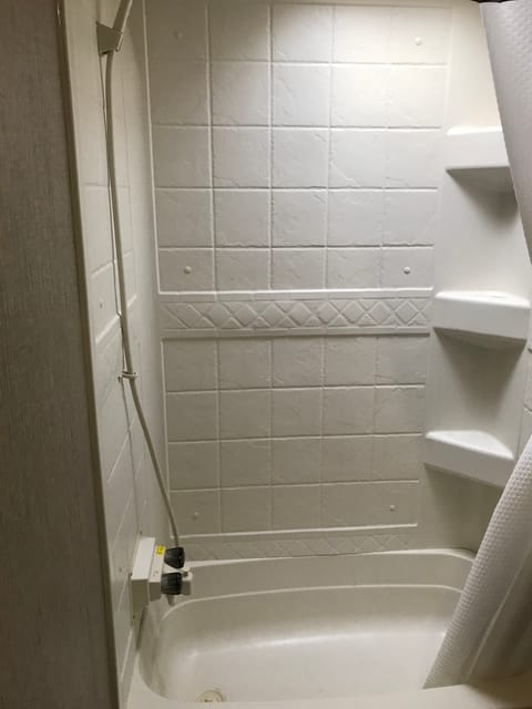 Great tub/shower with multiple shelves