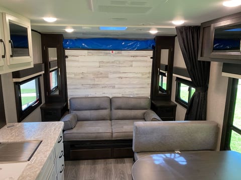 Jayco Quality, Murphy bed, premium features, easier towing. Towable trailer in Yukon