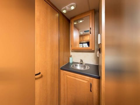 2014 Thor Motor Coach Four Winds Majestic Drivable vehicle in Centennial