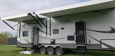 2016 Crossroads altitude Towable trailer in Buchanan