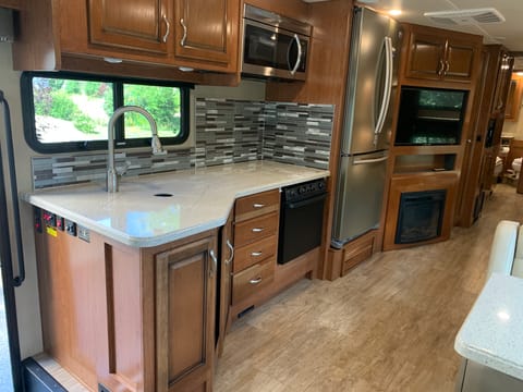 2018 Fleetwood Storm.  2 Queen beds, bunk beds, 2 full baths!!! Drivable vehicle in Cape Neddick