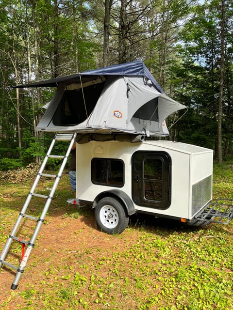 Mini trailer with optional 3 person rooftop tent