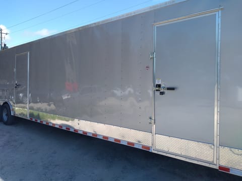 2020 52' ENCLOSED GOOSENECK TRAILER Towable trailer in Evanston
