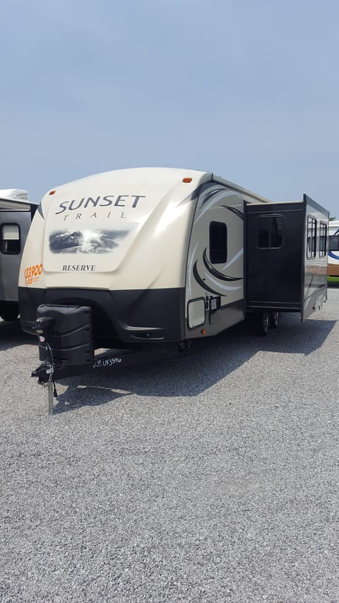 2016 Crossroads Sunset Trail Reserve Towable trailer in Welland