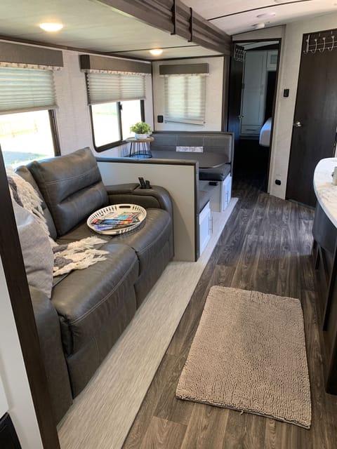 ~The Wanderer~ DUAL AC & Slides! 2 bed/1.5 bath, 38 ft. 50 amp Delivery Yea Towable trailer in New Braunfels