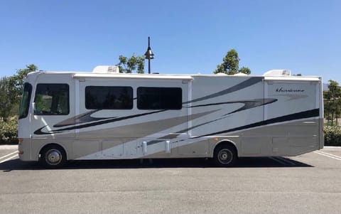 2008 Thor Motor Coach Hurricane, triple slide, bunk beds. Drivable vehicle in Rancho Penasquitos