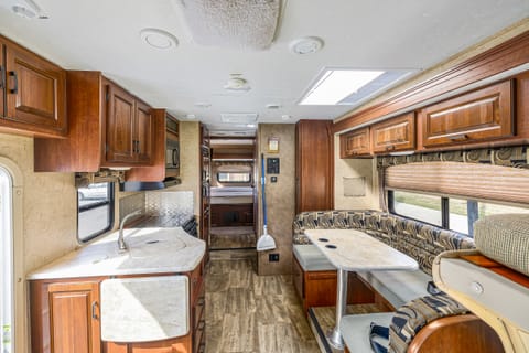 Explore in Comfort: 2015 Sunseeker 2500TS RV Drivable vehicle in Lancaster