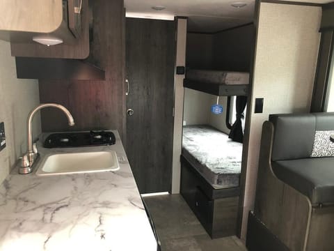 City Escape Trailer - 2020 Trailer Sleeps 5 - Everything you need and more Rimorchio trainabile in New Westminster