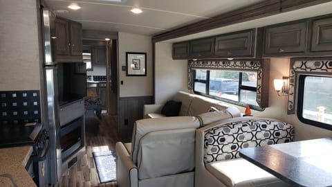 2018 Winnebago Sunstar LX 35F Drivable vehicle in West Sacramento