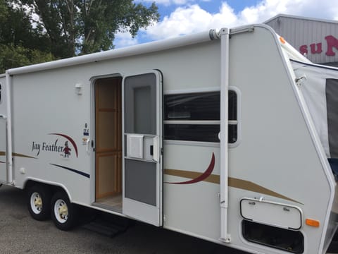 Bunkhouse Camper - plenty of space - Family Friendly Towable trailer in Bay Harbor