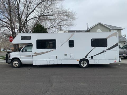 Super clean 2015 Thor Motor Coach Four Winds Majestic Vehículo funcional in West Valley City