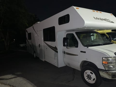 Super clean 2015 Thor Motor Coach Four Winds Majestic Drivable vehicle in West Valley City