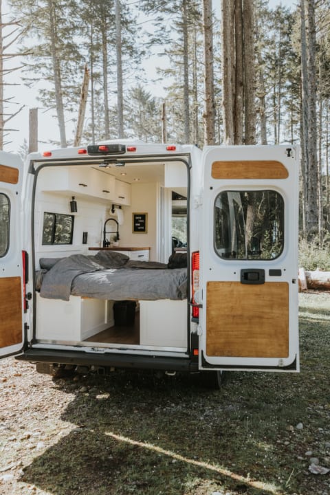 Noma Vans | Luxury Campervan | WiFi | Full Kitchen | Full Bathroom Veicolo da guidare in Seattle