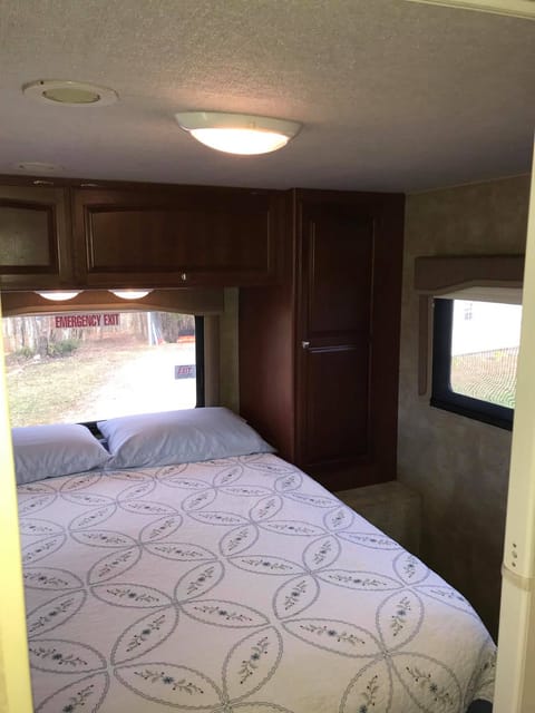 2014 Winnebago Chalet Drivable vehicle in Smith Mountain Lake