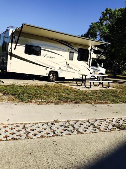 Like new Chevy Coachmen 27Qb sleeps 6! Drivable vehicle in Zephyrhills