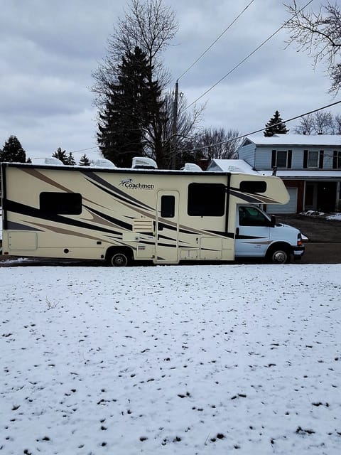 Like new Chevy Coachmen 27Qb sleeps 6! Drivable vehicle in Zephyrhills