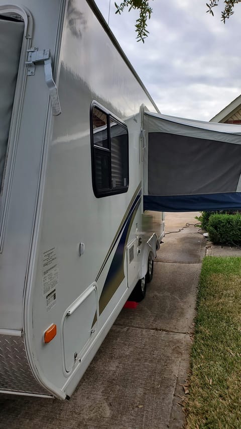 2012 Jayco Ultralight Hybrid - 3 queens, Mid-size SUV towable Towable trailer in Cypress