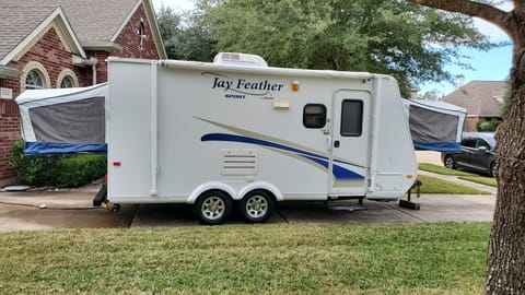 2012 Jayco Ultralight Hybrid - 3 queens, Mid-size SUV towable Towable trailer in Cypress