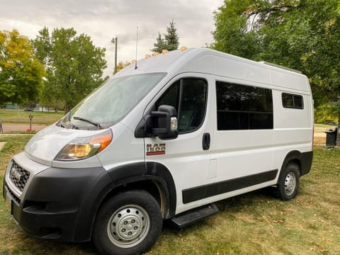 4 Season Off Grid Adventure Van | NewLife Conversions Cámper in Phoenix