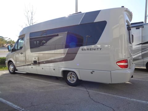 2017 Leisure Travel Serenity Véhicule routier in Hollywood