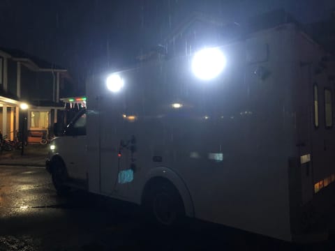 Camper converted ambulance Veicolo da guidare in Squamish