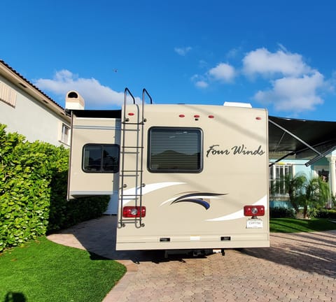 2018 Thor Coach Four Winds 24 ft-Sleep 5-EARLY PICK UP & LATE DROP OFF Drivable vehicle in Deerfield Beach