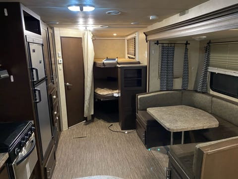 The perfect family rig, triple bunk bed sleeper Campland Del Mar Ziehbarer Anhänger in San Marcos
