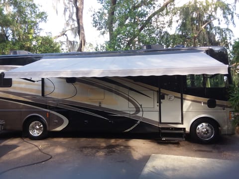 2015 Tiffin Motorhomes Allegro 36LA Drivable vehicle in Lutz