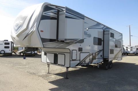 LIKE NEW 2021 35' Attitude Camper/Toy Hauler sleeps 7-8 w/all the amenities Remorque tractable in Temecula