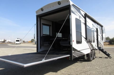 LIKE NEW 2021 35' Attitude Camper/Toy Hauler sleeps 7-8 w/all the amenities Towable trailer in Temecula