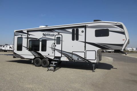 LIKE NEW 2021 35' Attitude Camper/Toy Hauler sleeps 7-8 w/all the amenities Towable trailer in Temecula