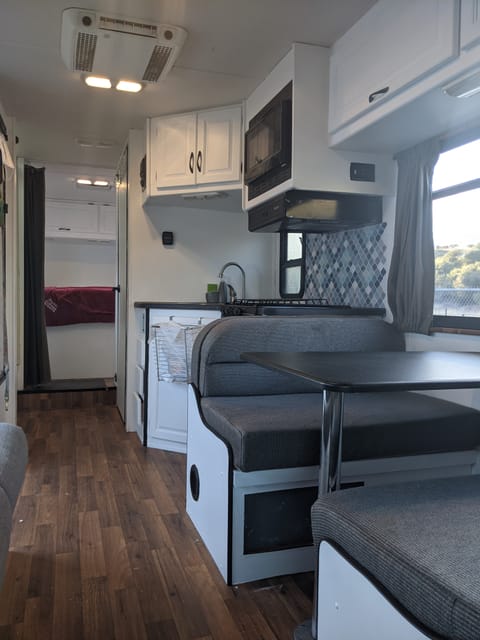 Maybelle the Majestic: 30ft RV for the adventurous family Vehículo funcional in Mission Bay