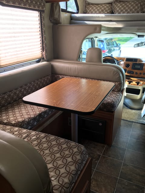 2012 Thor Motor Coach Four Winds Drivable vehicle in Gurnee