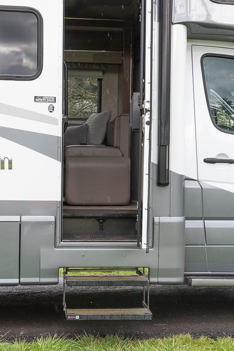 2019 Winnebago Navion 24J Drivable vehicle in West Linn