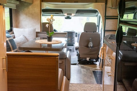 2019 Winnebago Navion 24J Drivable vehicle in West Linn