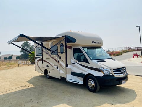 2017 Thor Motor Coach Siesta 24ST - Giant Drivable vehicle in Pomona