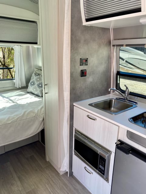2020 Airstream Bambi 16RB “Lil Sebastian” Tráiler remolcable in North Naples