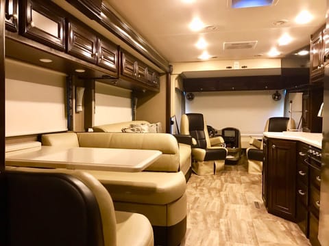2016 Thor Motor Coach Palazzo Drivable vehicle in Kendale Lakes