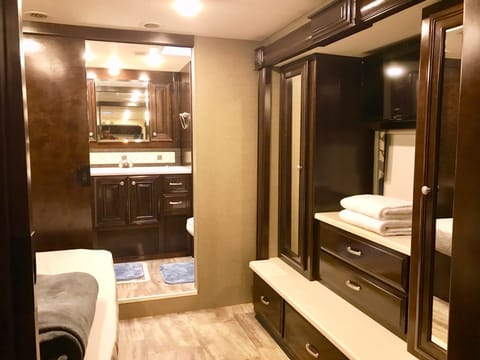 2016 Thor Motor Coach Palazzo Véhicule routier in Kendale Lakes