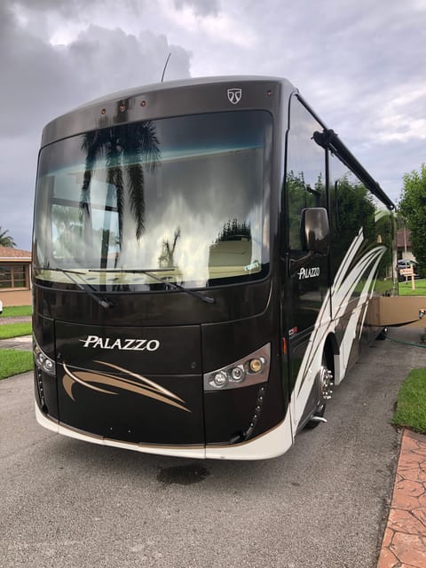 2016 Thor Motor Coach Palazzo Fahrzeug in Kendale Lakes