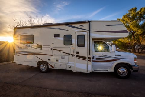 Spacious, Modern and Solar! 2016 Coachmen Freelander Fahrzeug in Washington